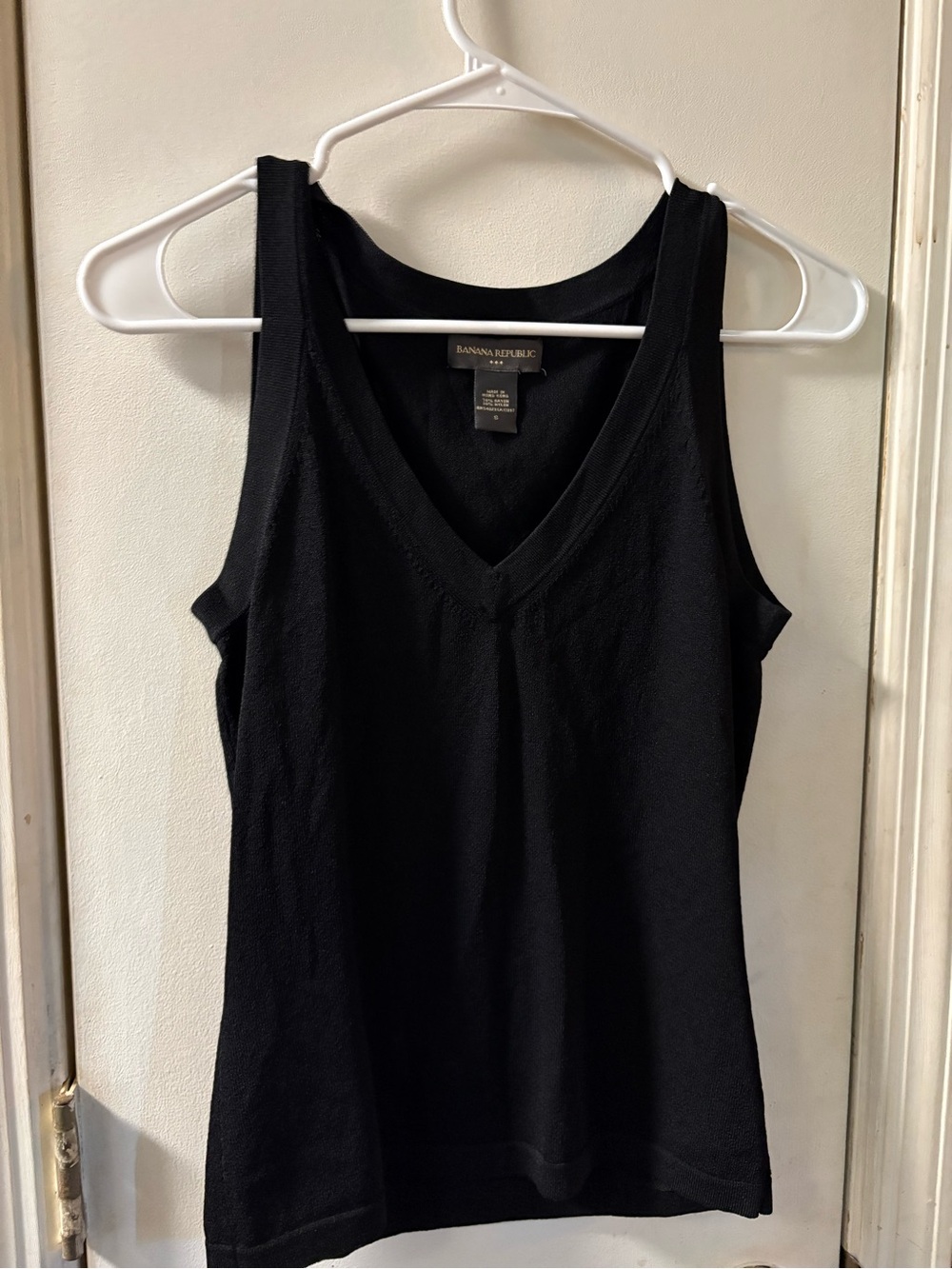 Banana Republic Black V-Neck Ribbed Tank Top size S